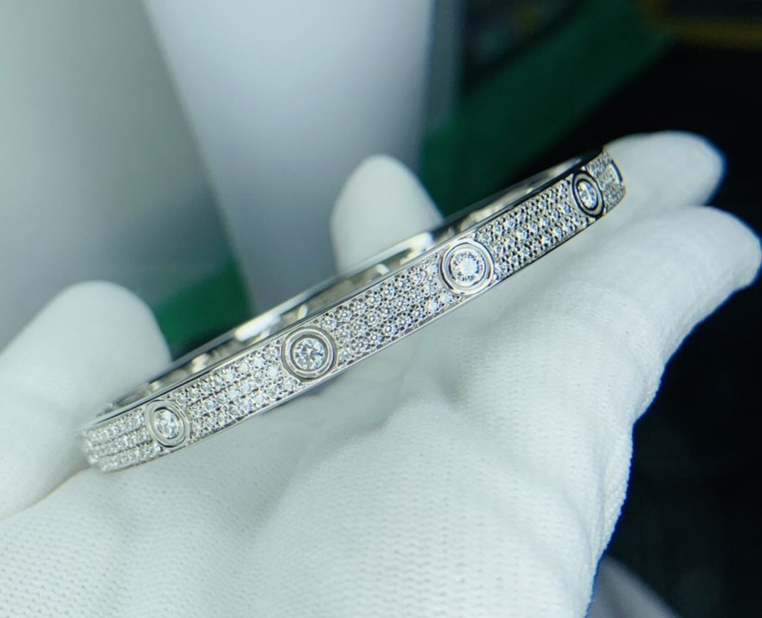 รับซื้อLove bracelet, diamond-paved